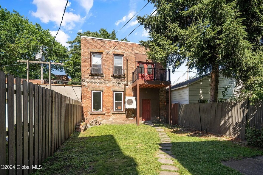Yard - 181 4th St