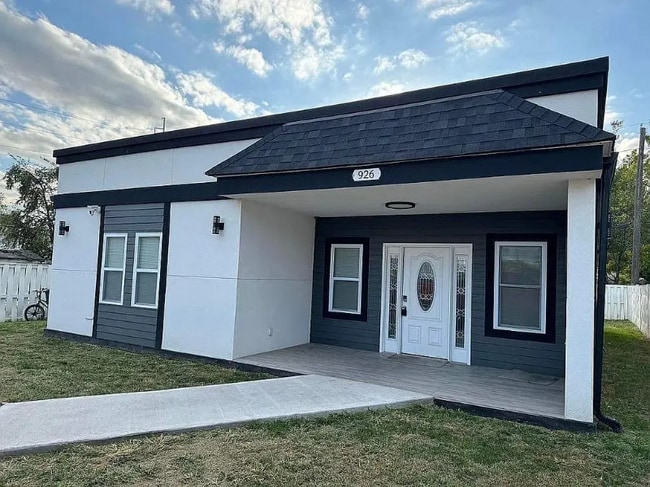 Building Photo - 926 S Coy St