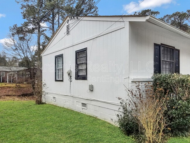 Building Photo - 2642 Santa Monica Dr NW