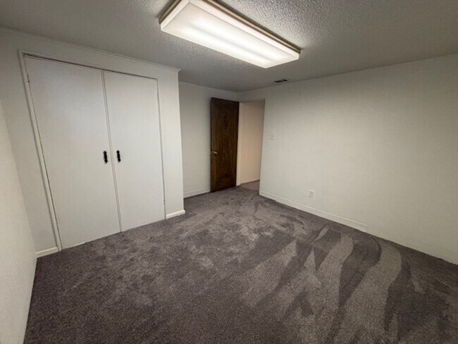 Building Photo - 419 W 5th Ave