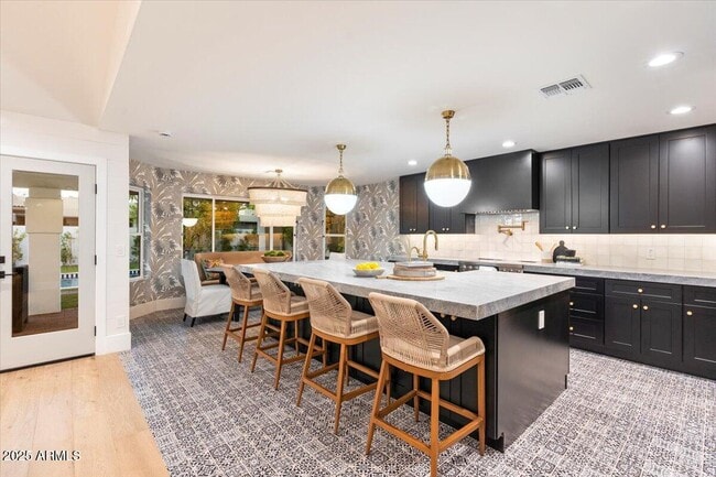 Building Photo - 8014 E Del Tesoro Dr