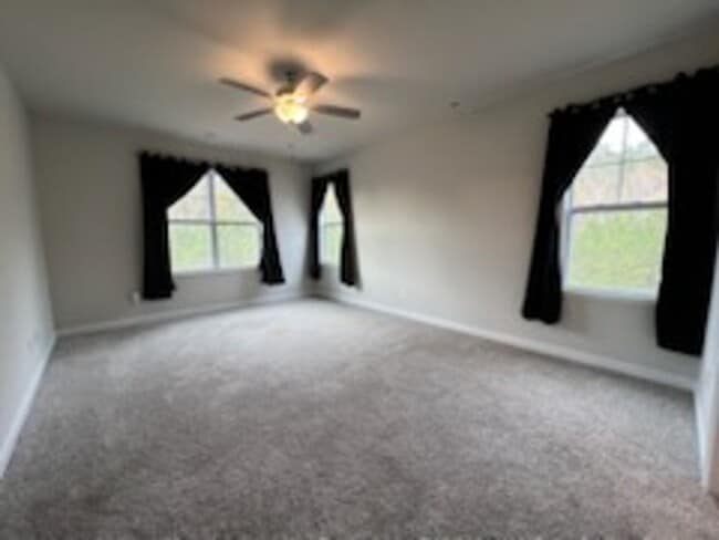 Building Photo - Spacious