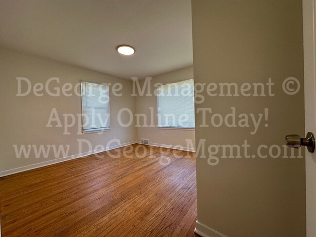 Building Photo - Gorgeous Spacious 4 Bedroom 1.5 Bath Singl...
