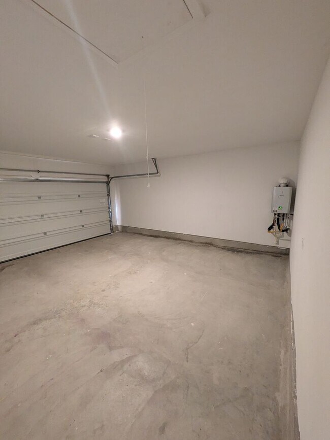 Building Photo - Fresh and Clean in New Braunfels!!