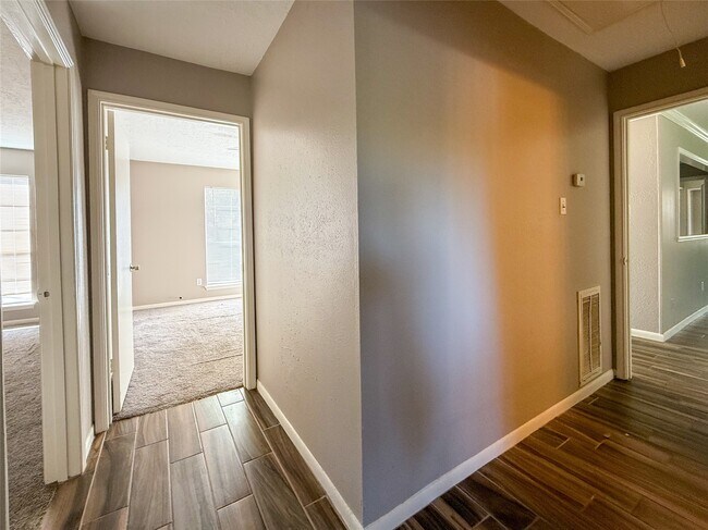 Building Photo - 2906 Quail Valley E Dr