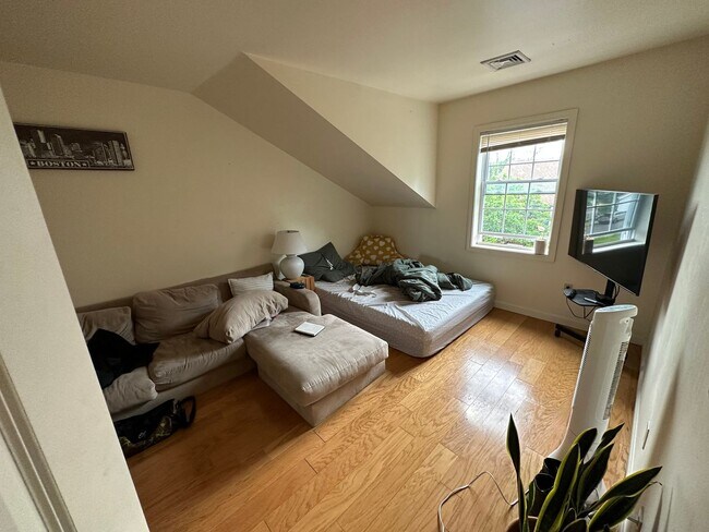 Building Photo - 12/1 No Fee! Huge Lower Allston townhouse 5BR/2.5BA!