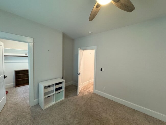 Building Photo - Lightly Furnished 4BR, 4BA Chapel Hill Hom...
