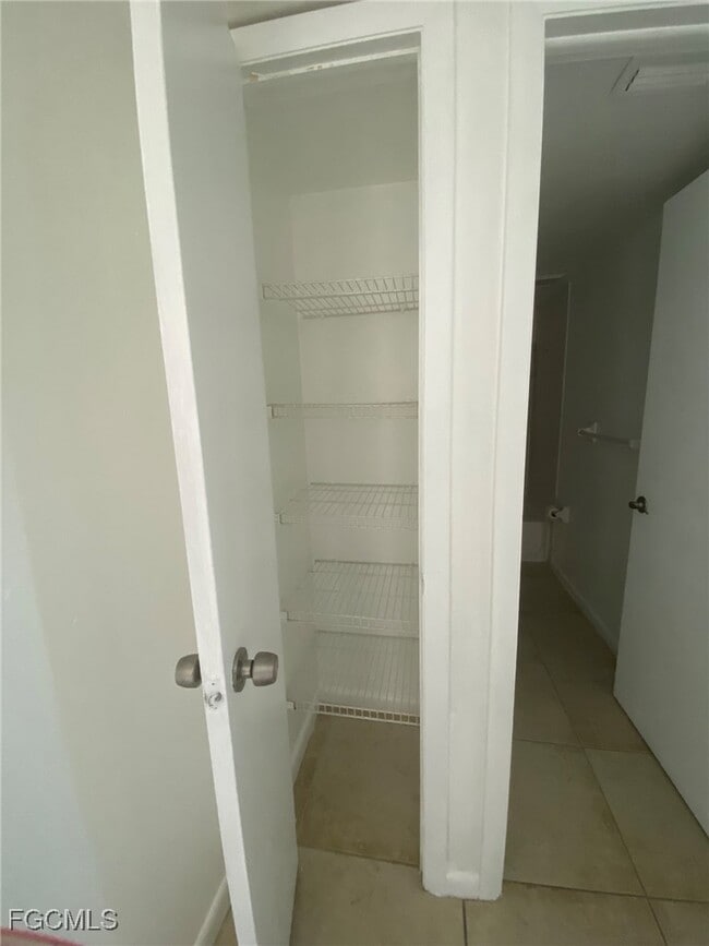 Building Photo - 910 SE 14th Terrace