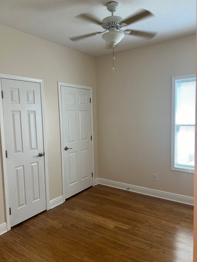 Building Photo - Beautiful 2/1 duplex