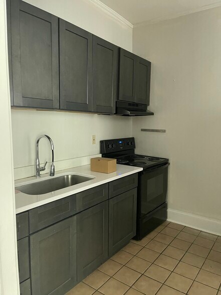 Building Photo - 833 Monroe Dr NE