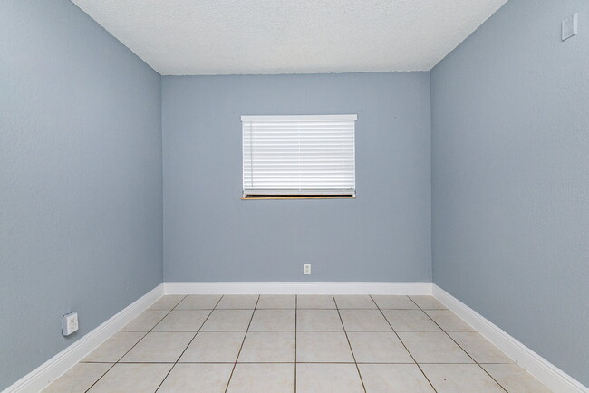 Building Photo - Charming 2-Bedroom Apartment – Fully Furni...
