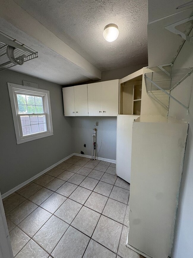 Building Photo - For Rent