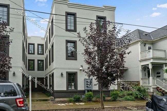 Building Photo - Modern Three-Story Townhouse in Hosford-Ab...