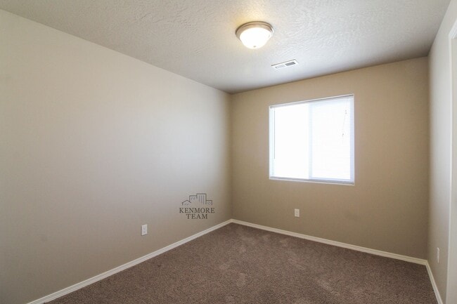 Building Photo - 6101 Turf Paradise Dr
