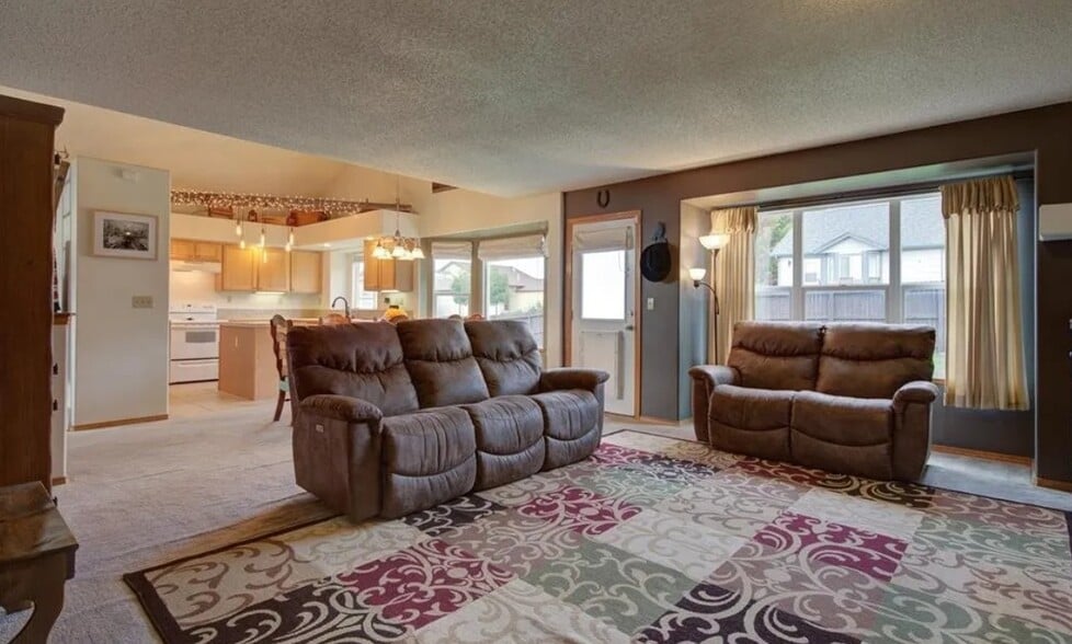 Building Photo - 6151 Oakwood Blvd