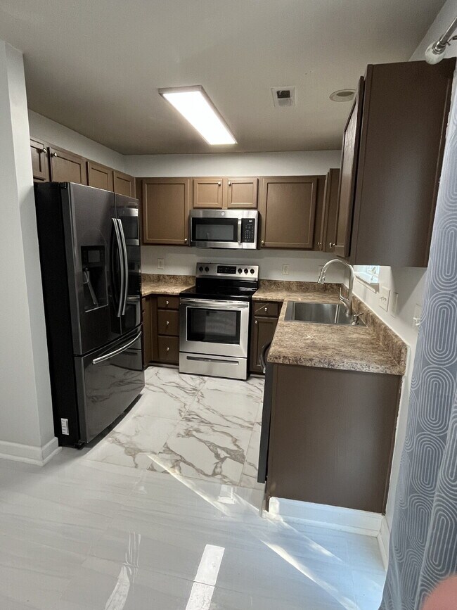 Building Photo - "Chic & Cozy: Modern 2-Bed Townhouse with Marble Accents in Greensboro!"