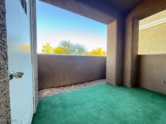 Building Photo - 8070 W Russell Rd