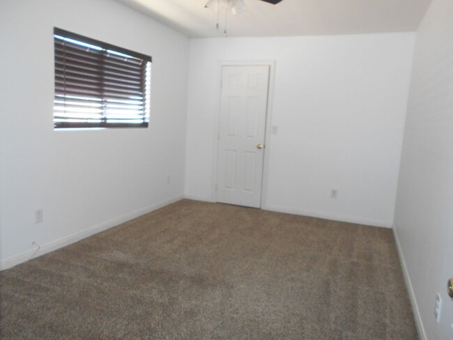 Building Photo - 4-Bedroom Rental Home with Modern Amenities