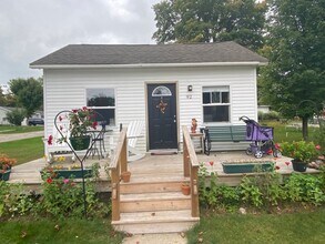 Building Photo - 3 Bed, 1 Bath Single-Family Home – Close to Downtown Cedar Springs
