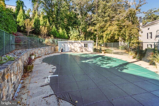 Building Photo - 702 S Arlington Mill Dr
