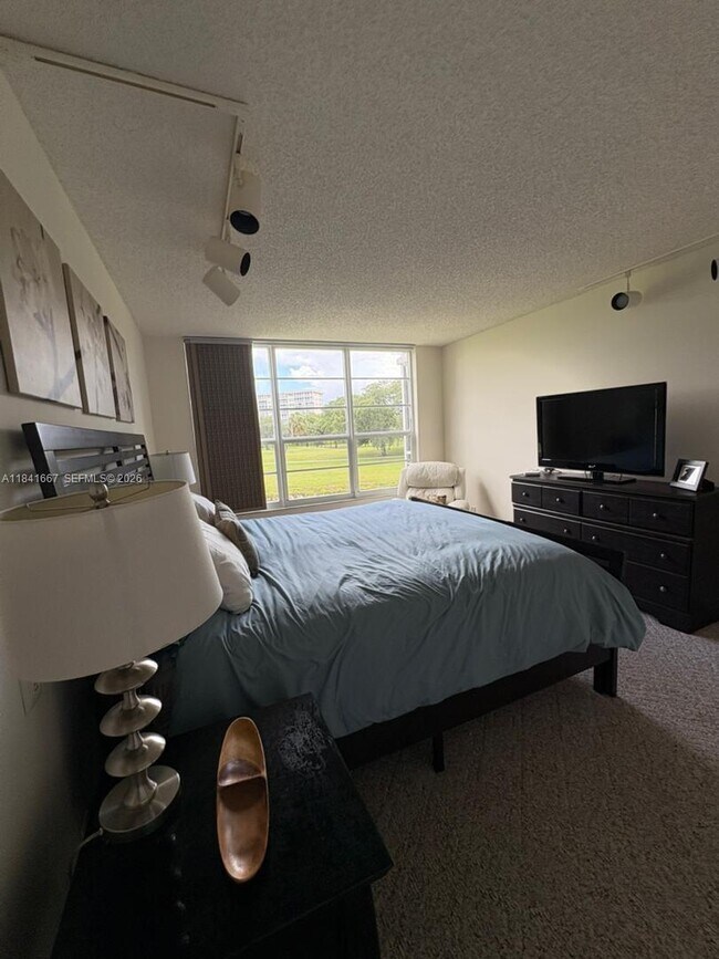 Building Photo - 555 Oaks Ln