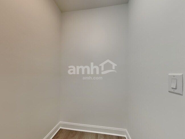 Building Photo - 547 Armstrong Curv