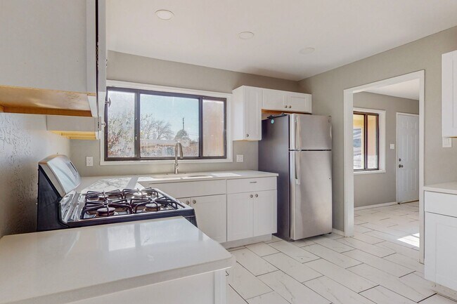 Building Photo - NE PUEBLO STYLE 3 Bedroom 2 Bath 1824/SF