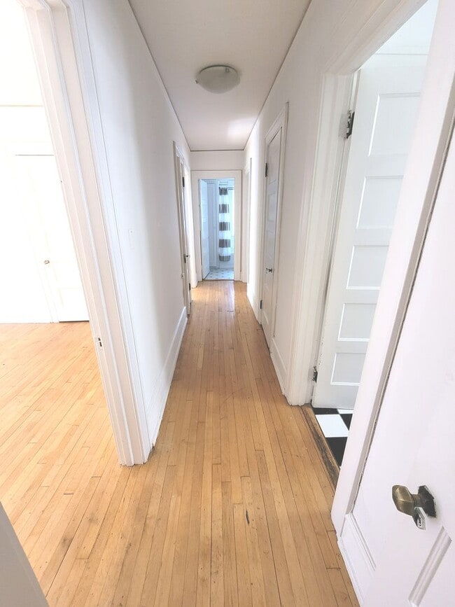 Building Photo - 2541 N Lake Dr