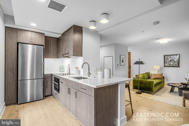 Building Photo - 1211 Van St SE