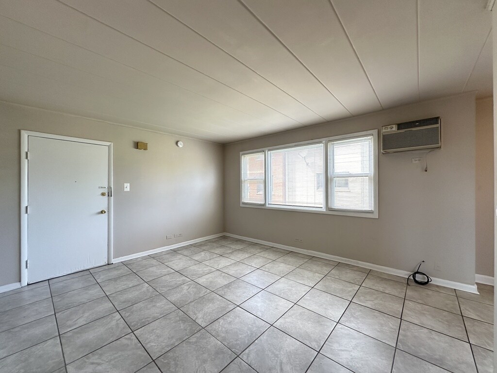 Building Photo - 9610 Ivanhoe Ave