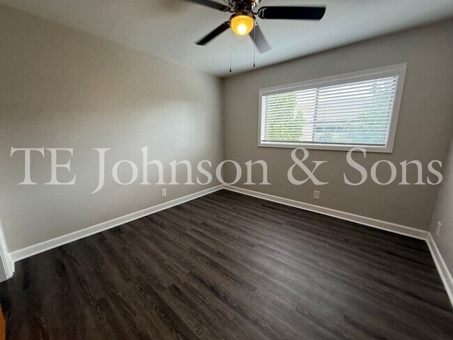 Building Photo - 2 Bedroom Salem View Apartment!
