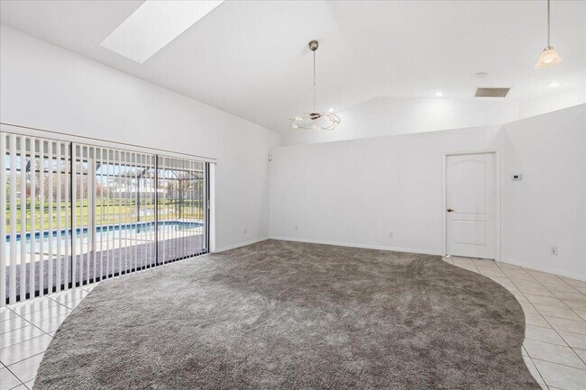 Building Photo - 1902 SE Gaskins Cir