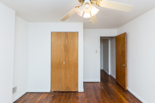 Building Photo - 2582 Collins St