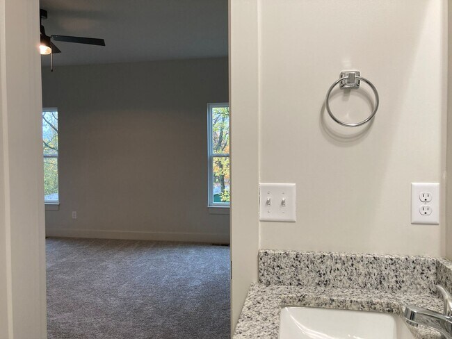 Building Photo - **LESS THAN 10 miles to Fort Knox**