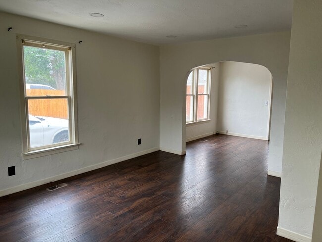 Building Photo - 310 SE 6th St