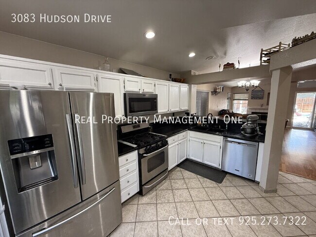 Building Photo - 3083 Hudson Dr