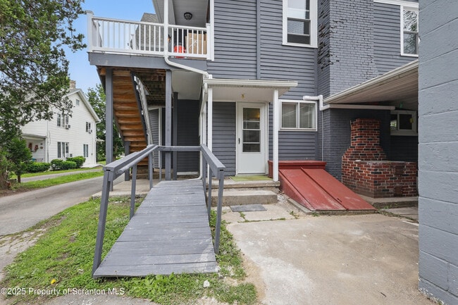 Building Photo - 1638 Sanderson Ave