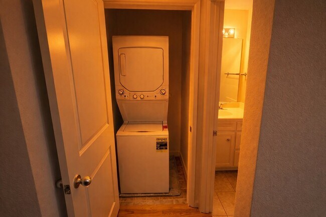 Building Photo - 2710 Hullsmith Dr