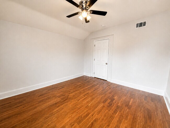 Building Photo - 1830 N Mozart St