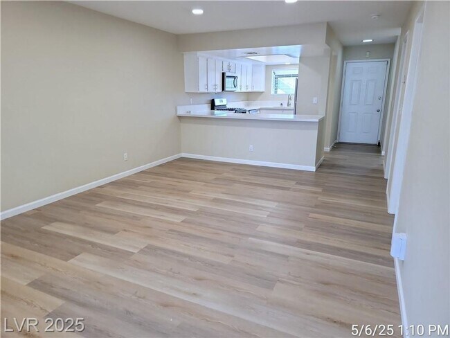 Building Photo - 1ST FLOOR UNIT IN HEART OF GREEN VALLEY!!