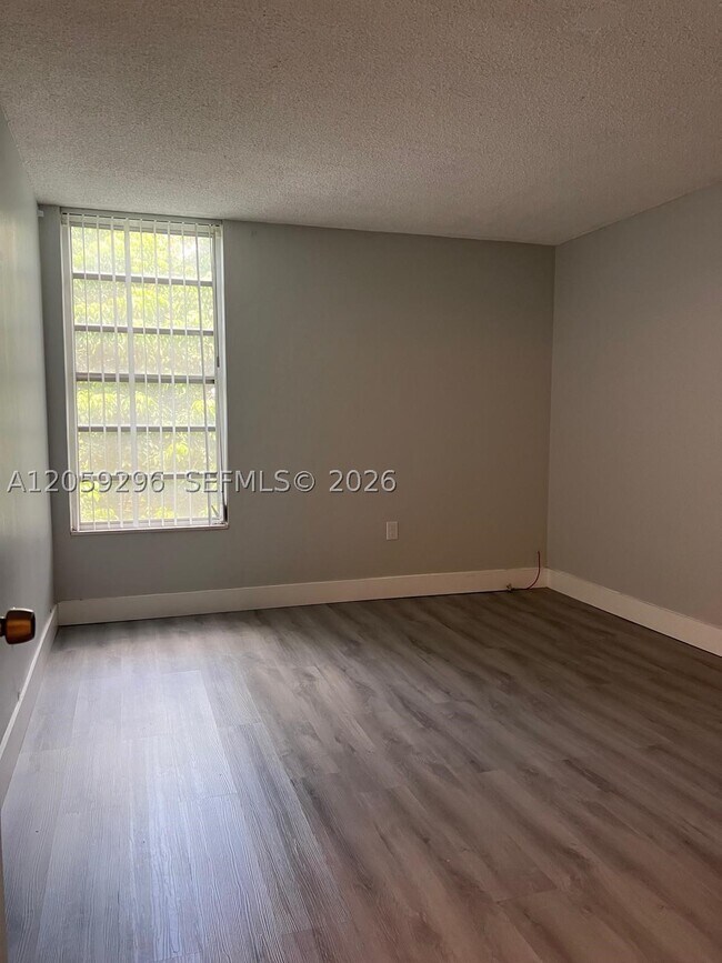 Building Photo - 8870 Fontainebleau Blvd