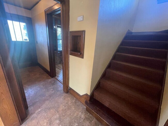 Building Photo - Beautiful 4 Bedroom Home - Free August Rent!!