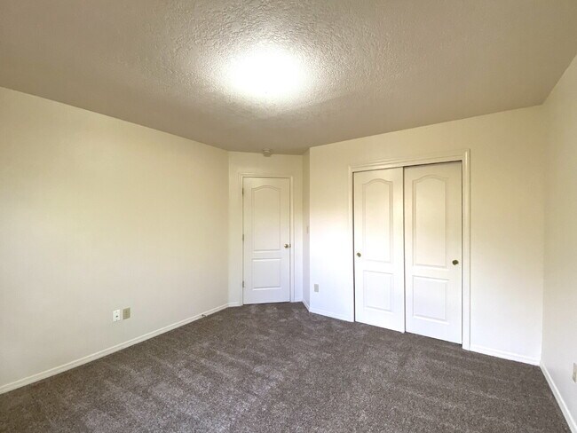 Building Photo - 4BR - PLUS LOFT and 3 CAR GARAGE