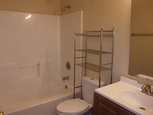 Building Photo - Recently Updated 2 Bedroom 1 Bath Home