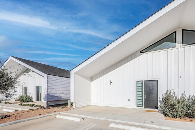 Building Photo - 3911 Casa Blanca Lake Rd