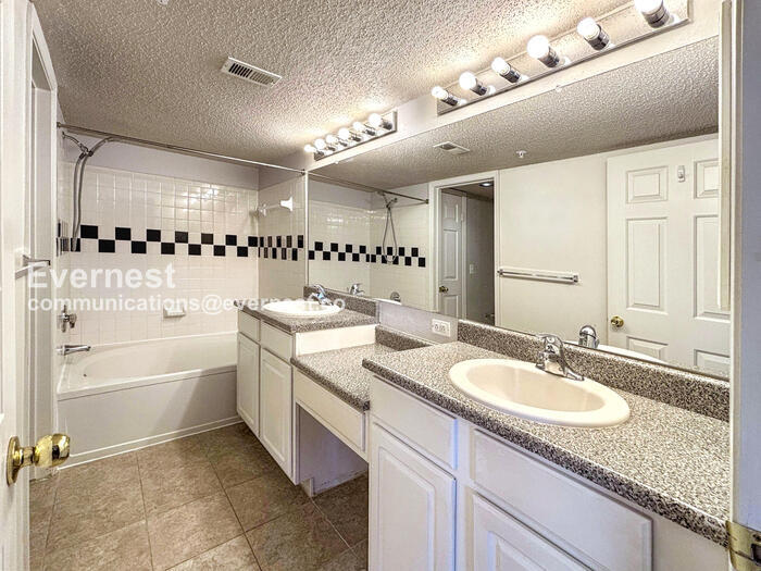 Building Photo - 2016 Oxford Ln