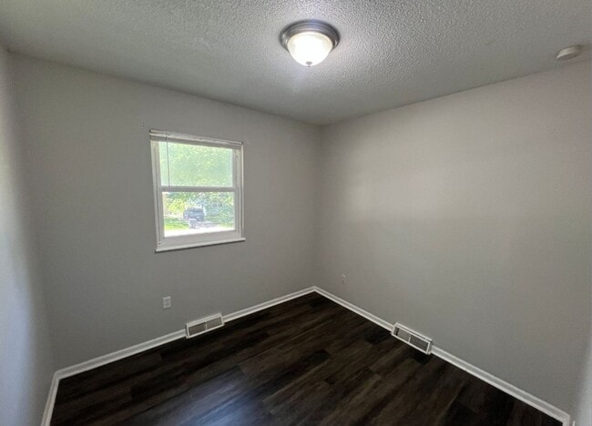 Building Photo - Charming 3 Bedroom Home with Finished Base...
