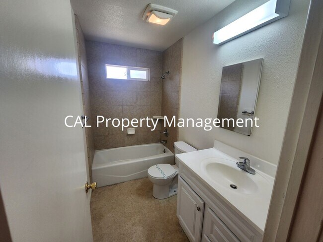Building Photo - 430 E Laurel Dr