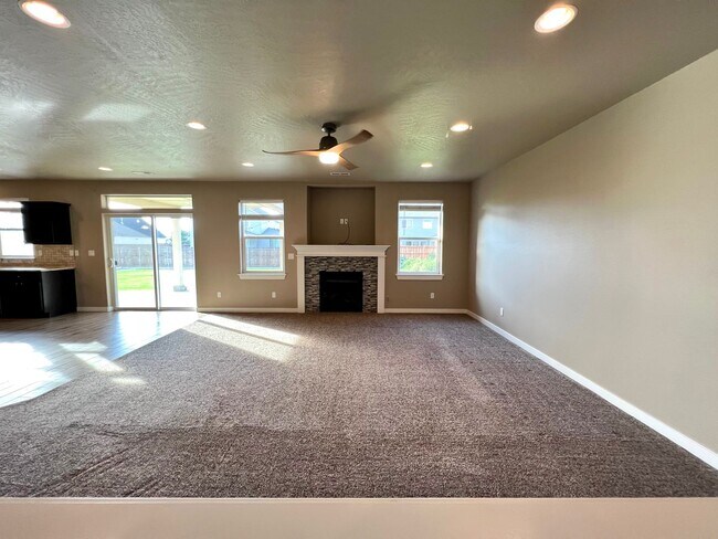 Building Photo - West Richland Home On 0.32 Acres
