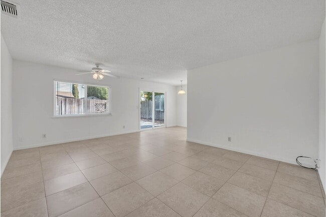 Building Photo - 15 Sunborg Ct